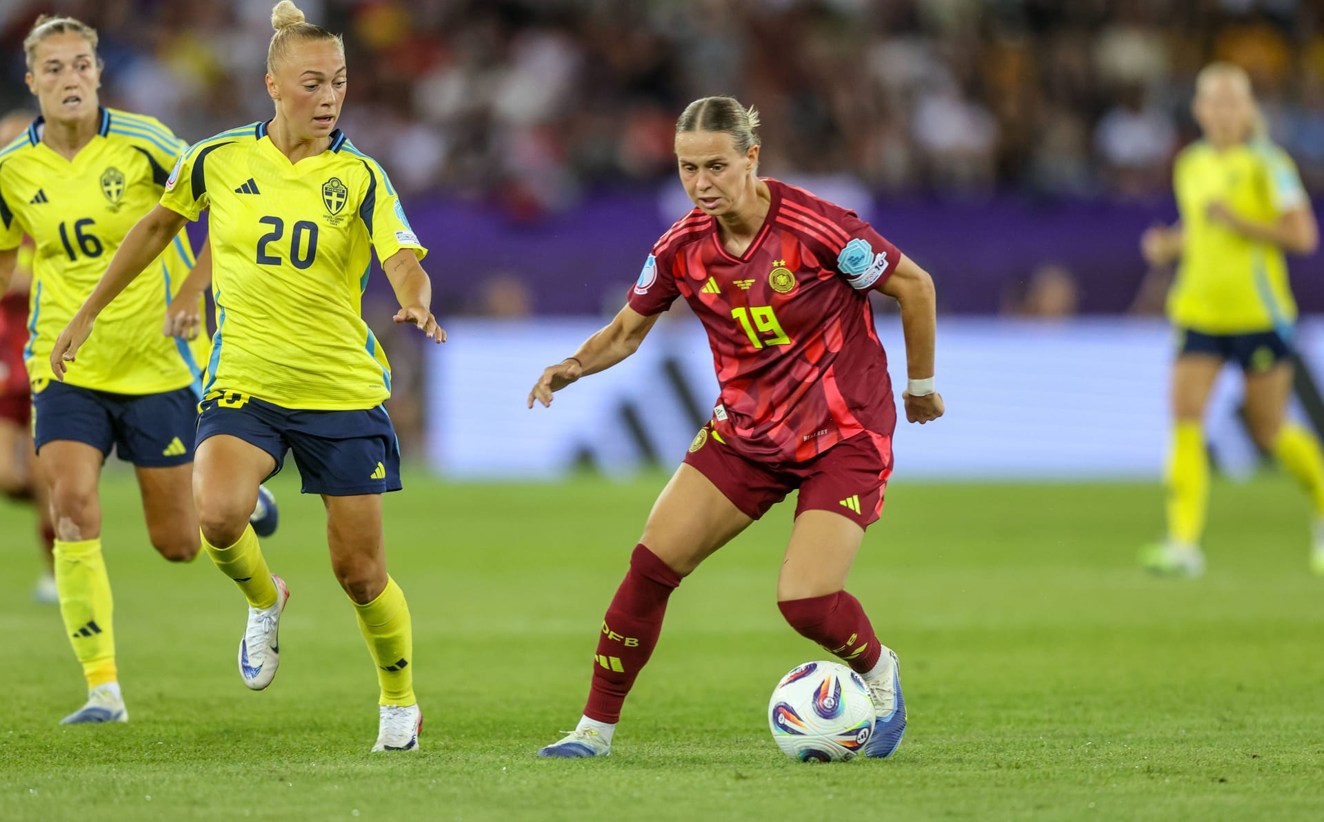 Klara Bühl (bis 77.): Die Bayern-Spielerin leitete die erste deutsche Chance nach 14 Sekunden ein. Beackerte unermüdlich die linke Außenbahn. Störte noch in der 25. Minute, konnte den Treffer zum 1:2 aus deutscher Sicht aber nicht verhindern. Ein Lichtblick inmitten eines schwarzen Abends. Note 2 Klara Bühl (bis 77.): Die Bayern-Spielerin leitete die erste deutsche Chance nach 14 Sekunden ein. Beackerte unermüdlich die linke Außenbahn. Störte noch in der 25. Minute, konnte den Treffer zum 1:2 aus deutscher Sicht aber nicht verhindern. Ein Lichtblick inmitten eines schwarzen Abends. Note 2