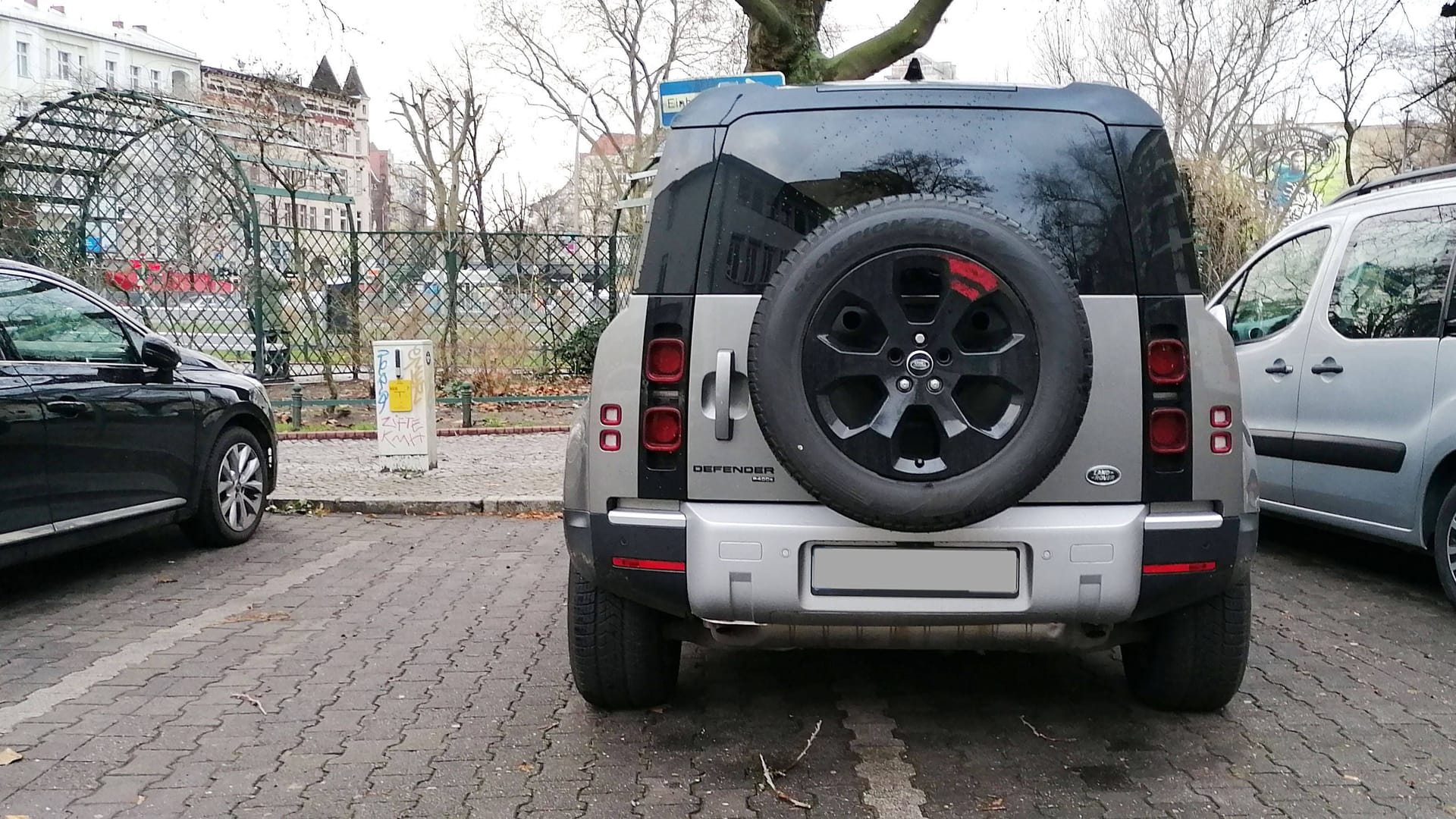 Platz ist da – aber falsch genutzt: Die StVO verlangt, dass Fahrzeuge möglichst wenig Raum einnehmen und niemanden behindern.