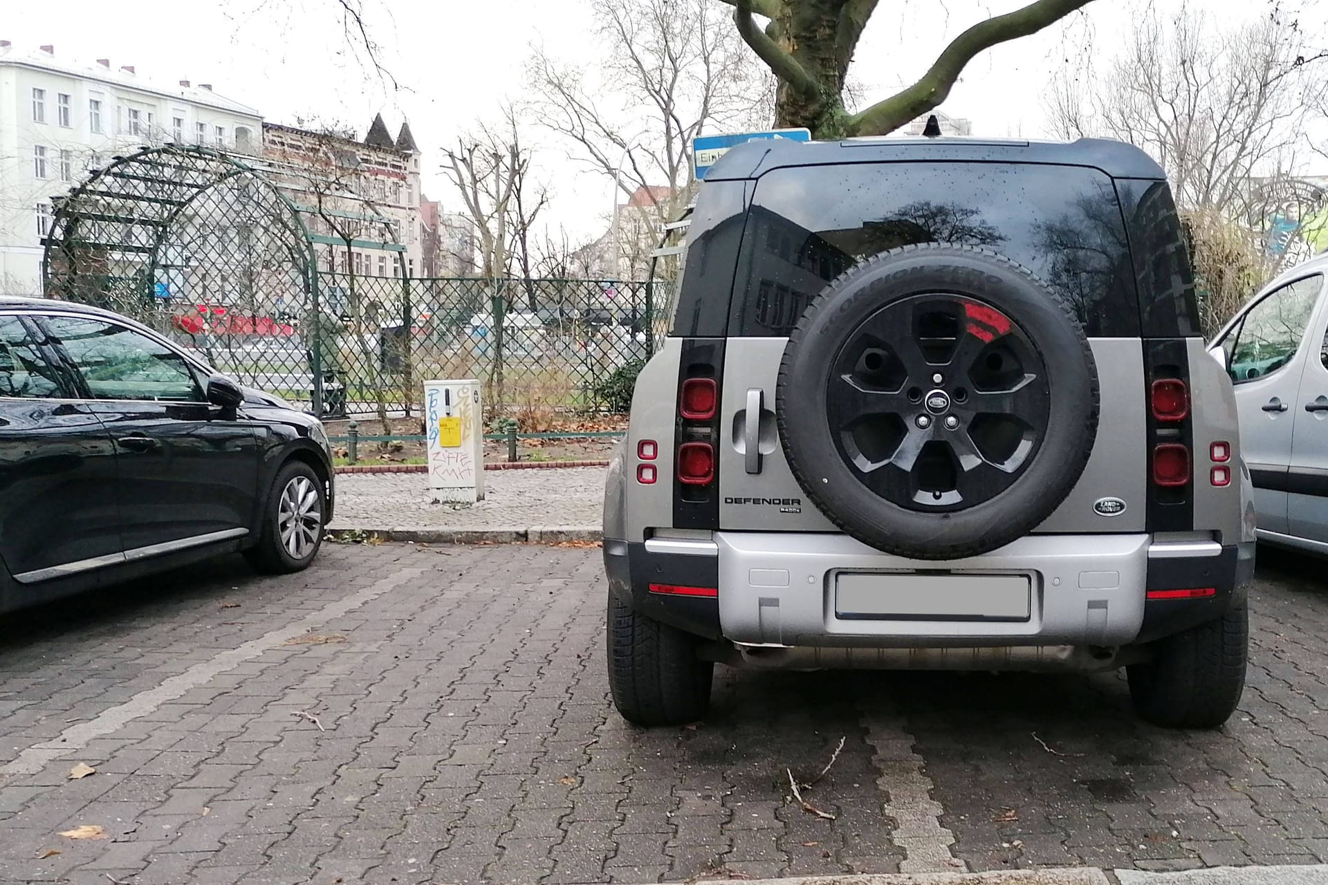 Platz ist da – aber falsch genutzt: Die StVO verlangt, dass Fahrzeuge möglichst wenig Raum einnehmen und niemanden behindern.