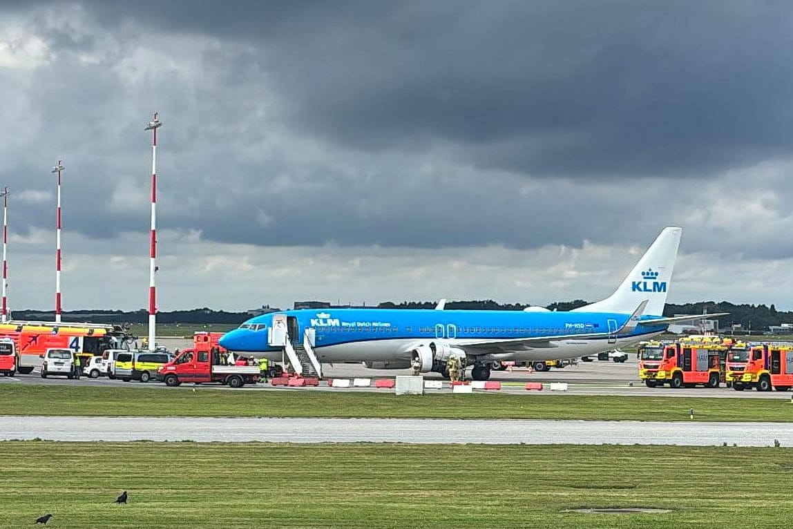KLM-Maschine auf dem Hamburger Flughafen: Gegen kurz nach 15 Uhr wurde die Feuerwehr zu dem Flugzeug alarmiert. Es sollte eigentlich in Stockholm landen.