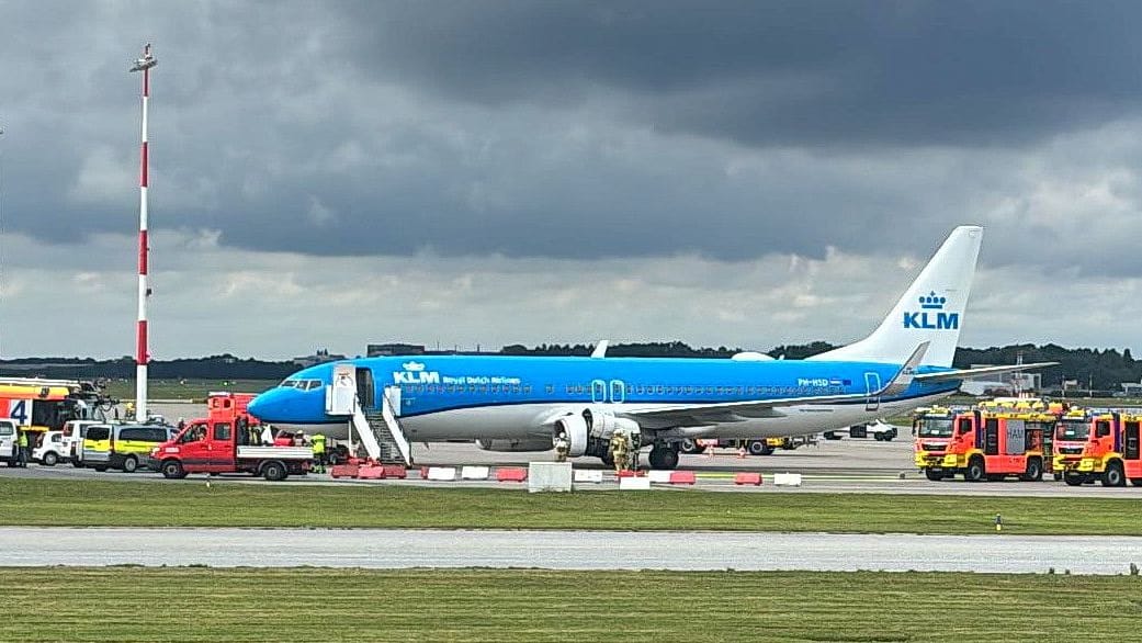KLM-Maschine auf dem Hamburger Flughafen: Gegen kurz nach 15 Uhr wurde die Feuerwehr zu dem Flugzeug alarmiert. Es sollte eigentlich in Stockholm landen.