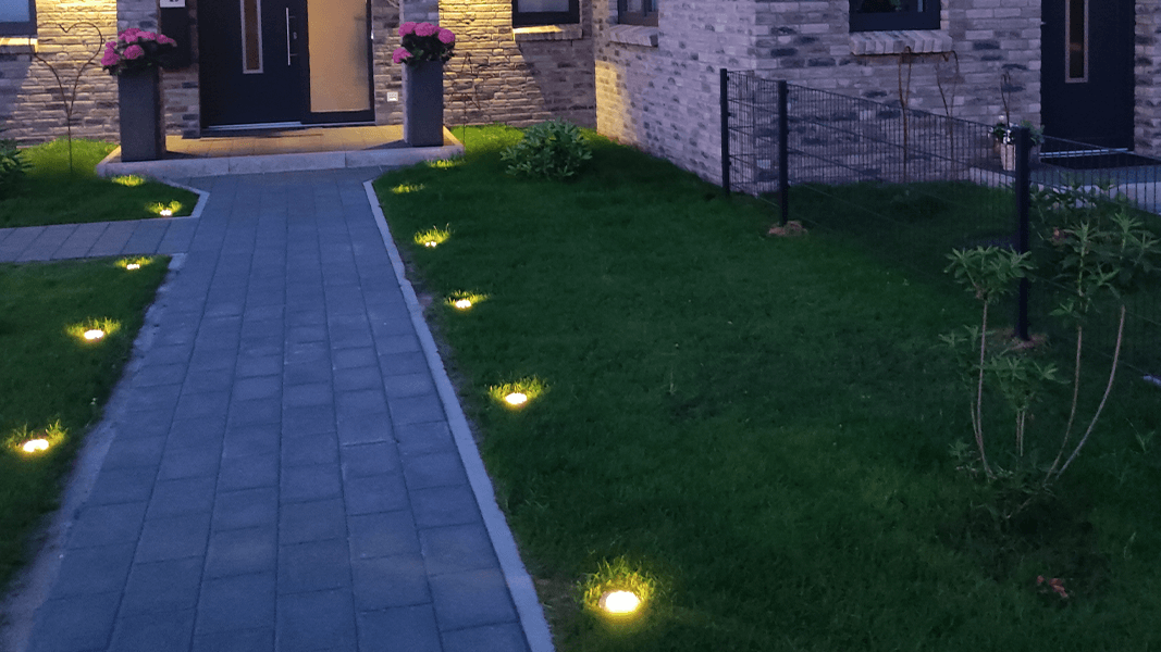 Mit Solarleuchten lässt sich der Garten nachts umweltfreundlich beleuchten.