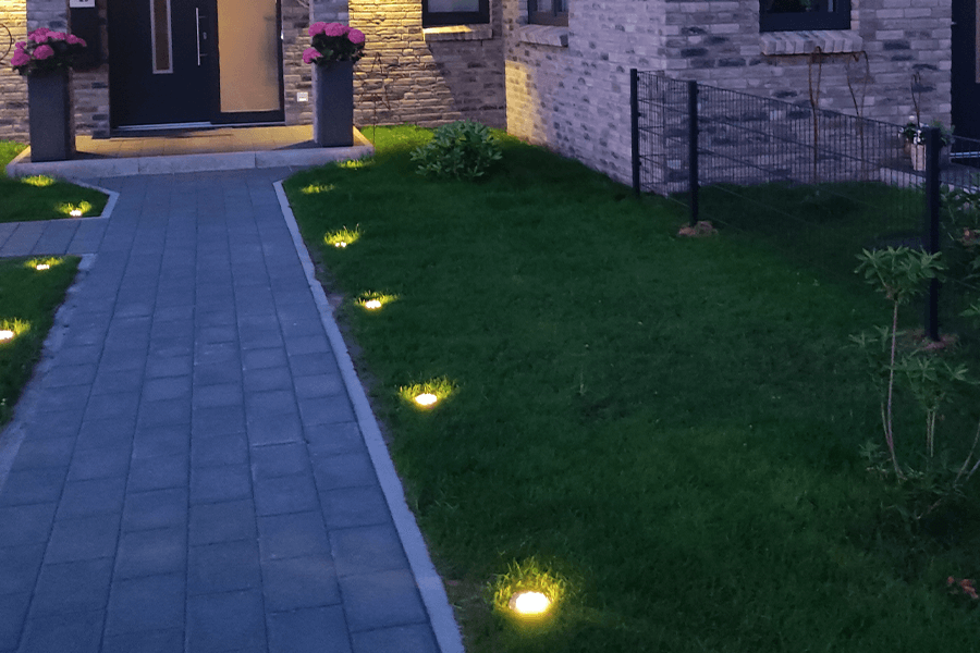 Mit Solarleuchten lässt sich der Garten nachts umweltfreundlich beleuchten.