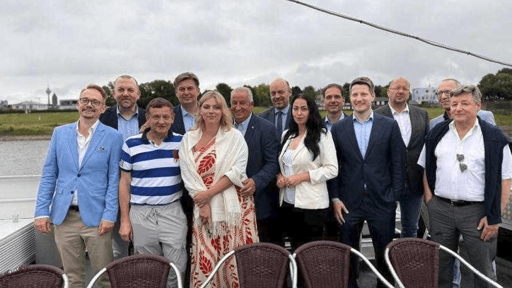 Schifffahrt auf dem Rhein: Vertreter der AfD NRW, darunter Vincentz und Schnappertz mit Vertretern der AfD Sachsen, darunter Landeschef Jörg Urban und Maximilian Krah.