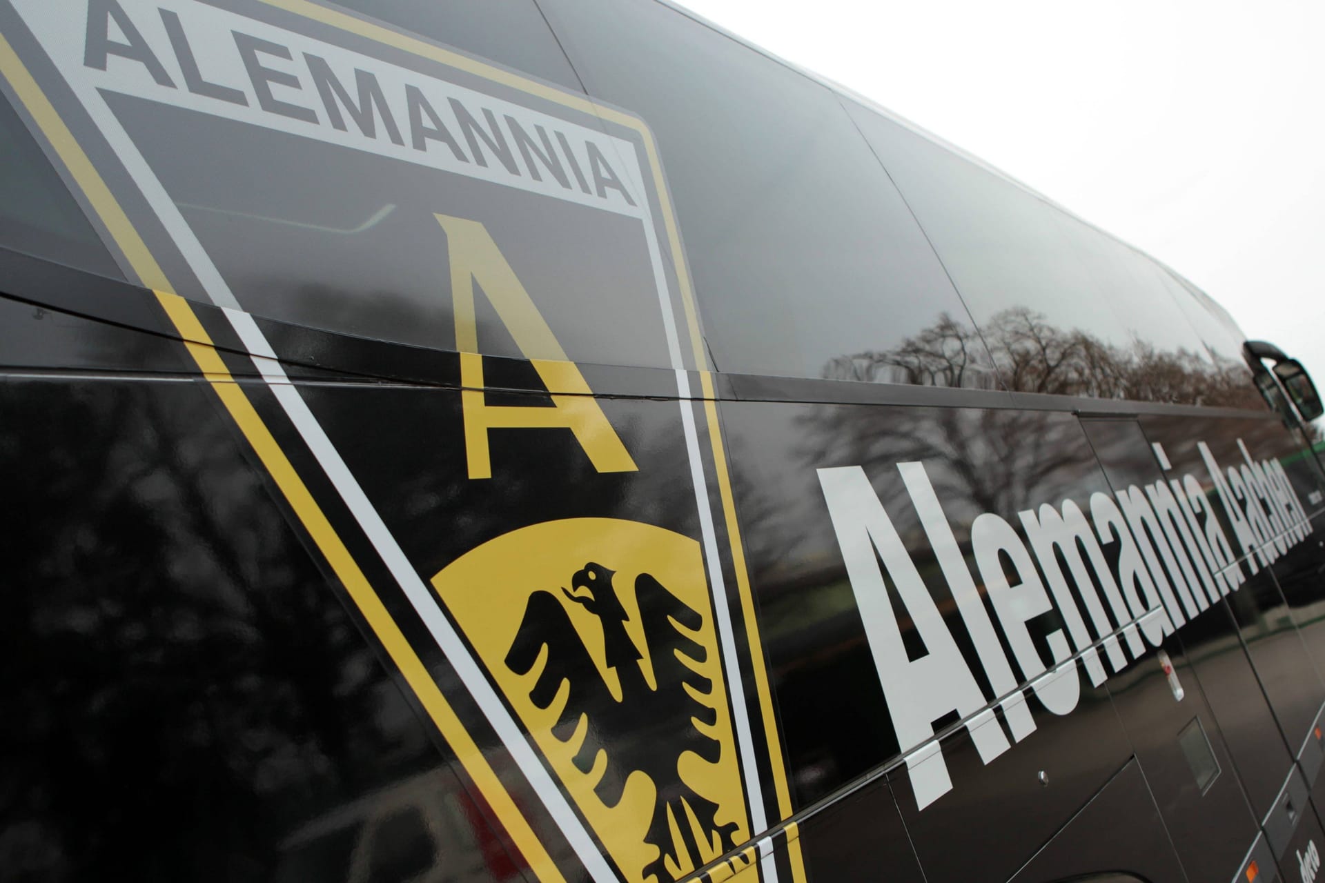 Das Logo von Alemannia Aachen auf dem Spielerbus (Archivbild): Aachens Fitnesskette WOF verlängert ihre Partnerschaft mit dem Fußballverein.