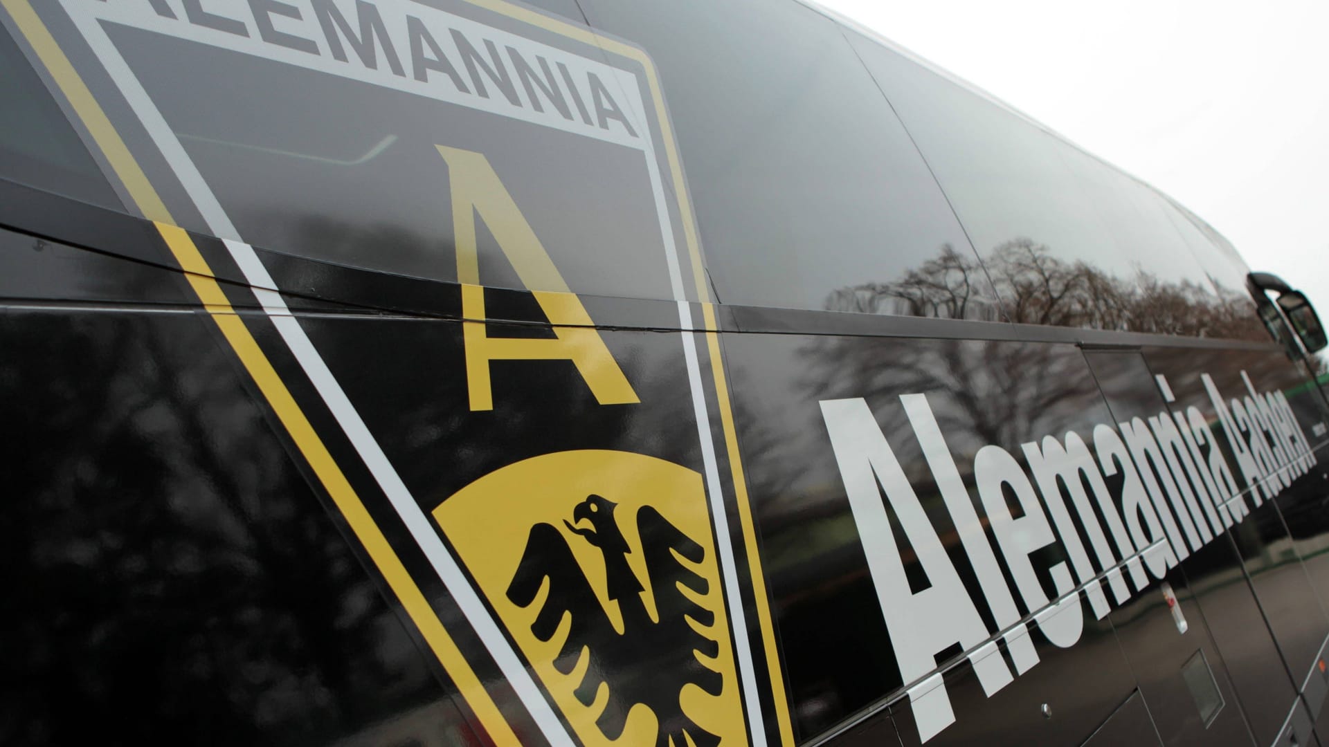 Das Logo von Alemannia Aachen auf dem Spielerbus (Archivbild): Aachens Fitnesskette WOF verlängert ihre Partnerschaft mit dem Fußballverein.