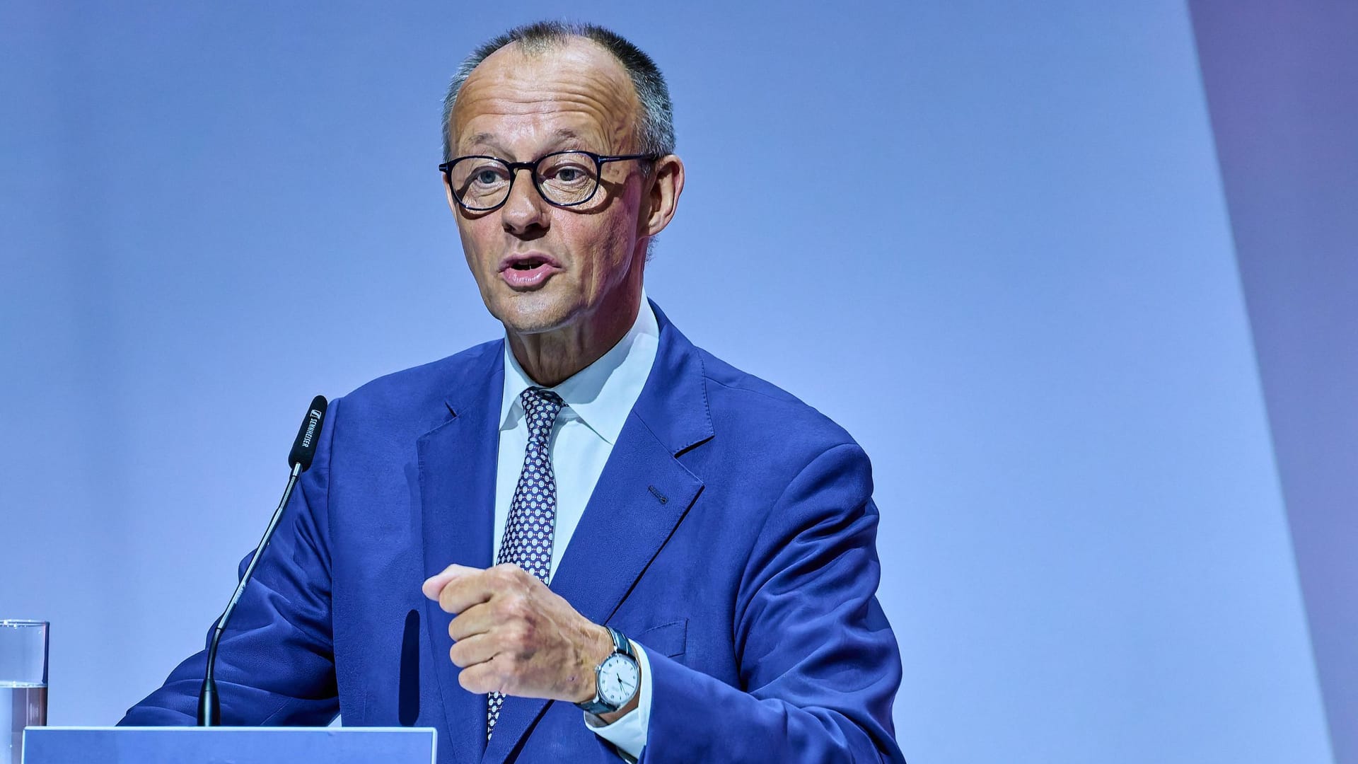 Friedrich Merz während einer Rede (Archivbild): Der Bundeskanzler hat in einem Gespräch mit Trump für mehr Waffenlieferungen geworben.