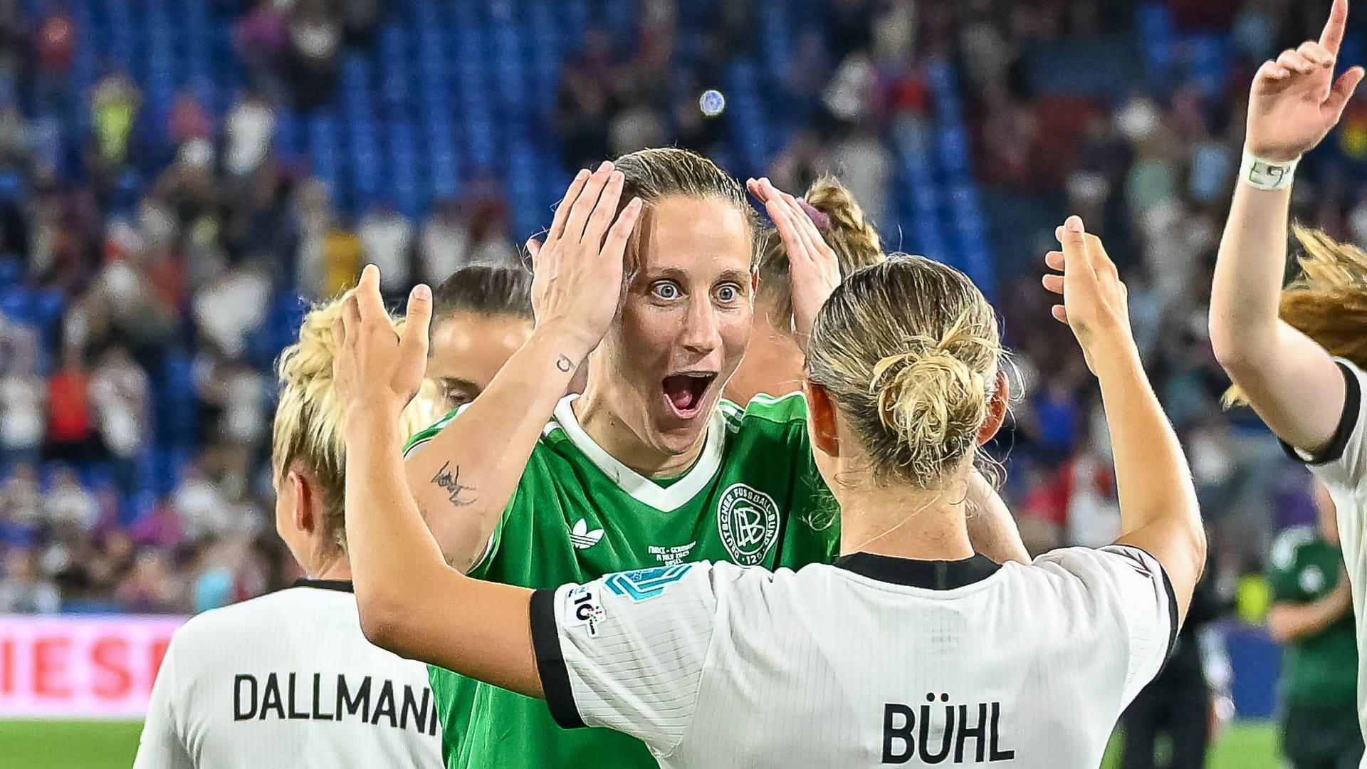 Können ihr Glück kaum fassen: Deutschlands Ann-Katrin Berger (l.) und Klara Bühl (m.).