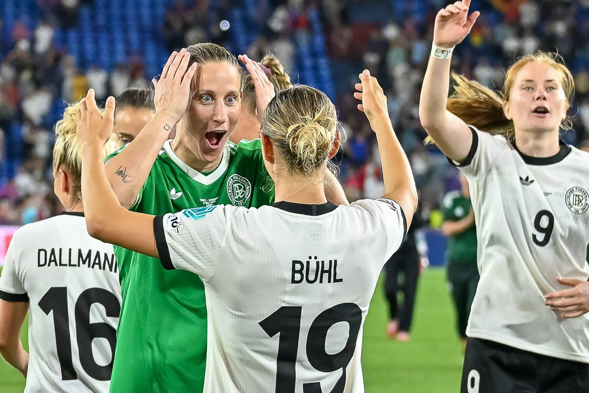 Können ihr Glück kaum fassen: Deutschlands Ann-Katrin Berger (l.) und Klara Bühl (m.).