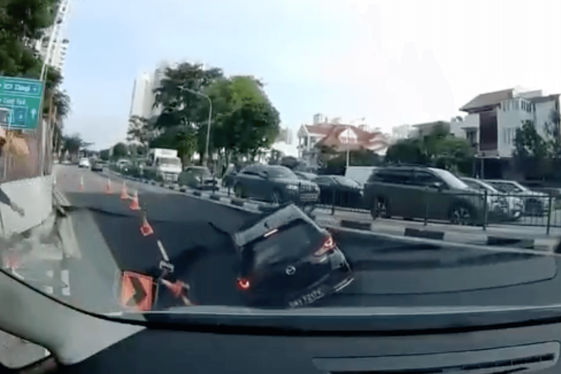 Ein Auto verschwindet in einem Senkloch. Ein Auto verschwindet in einem Senkloch.