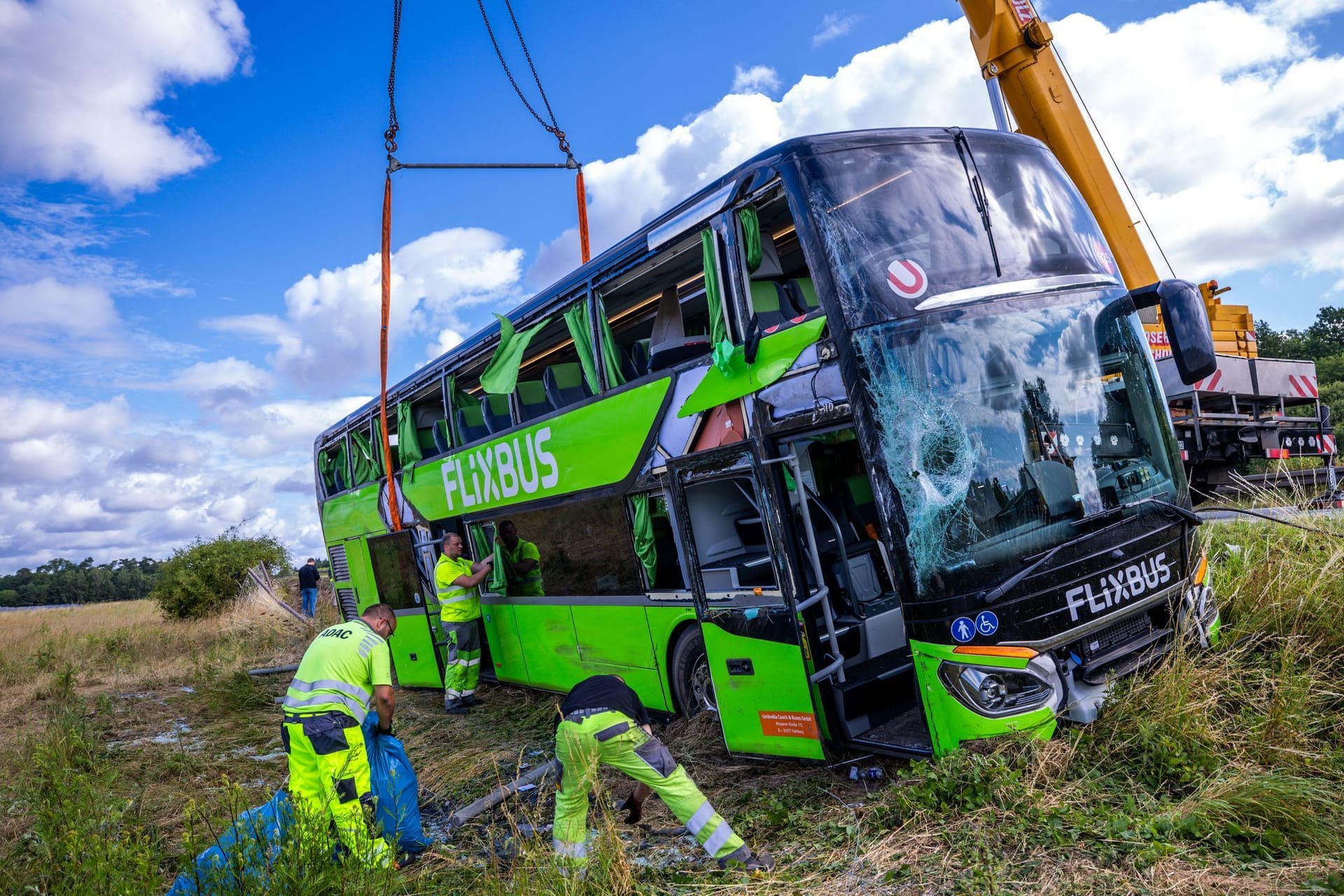 Flixbus auf A19 umgekippt - Menschen verletzt