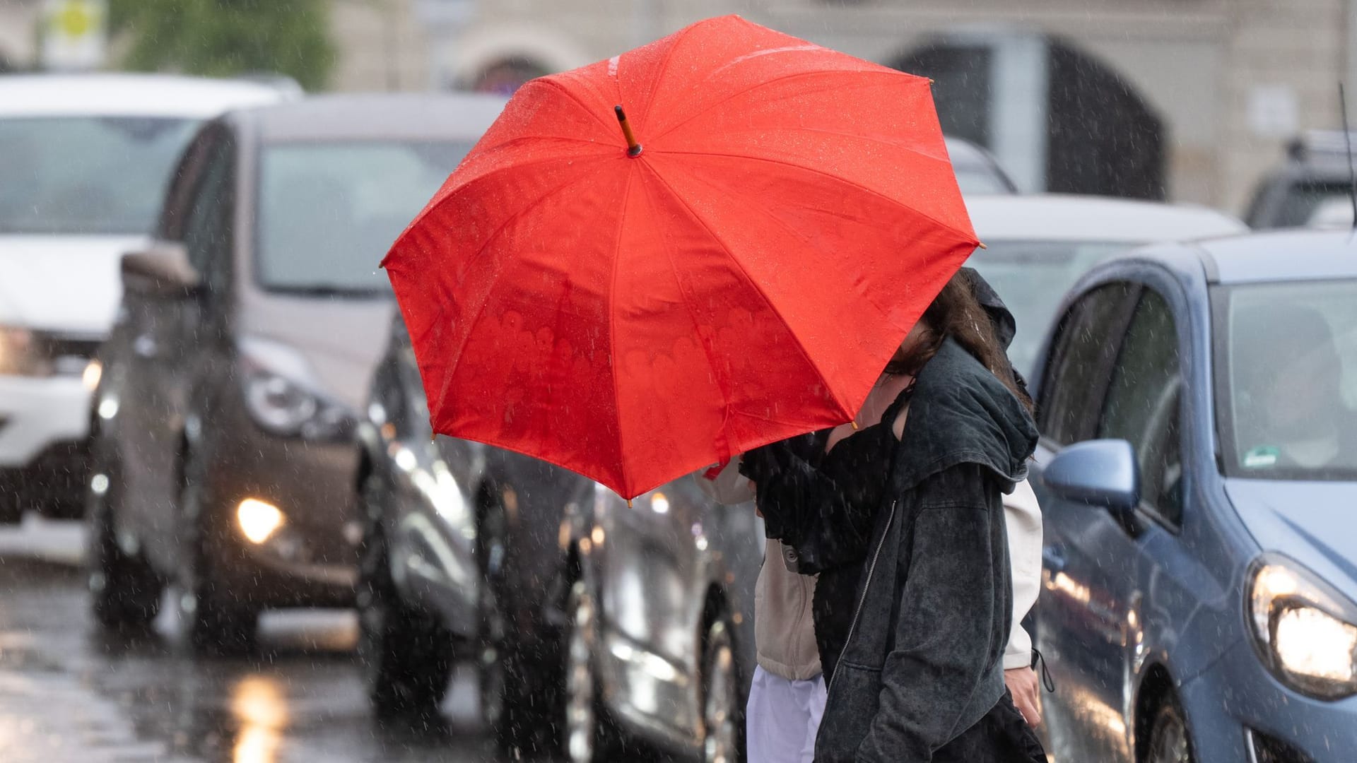 Passanten mit einem Regenschirm (Symbolfoto): Im Norden warnt der Deutsche Wetterdienst vor heftigem Dauerregen und Sturmböen. Passanten mit einem Regenschirm (Symbolfoto): Im Norden warnt der Deutsche Wetterdienst vor heftigem Dauerregen und Sturmböen.