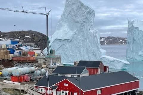 Zwei riesige Eisberge bedrohen den kleinen Ort Innaarsuit auf Grönland.