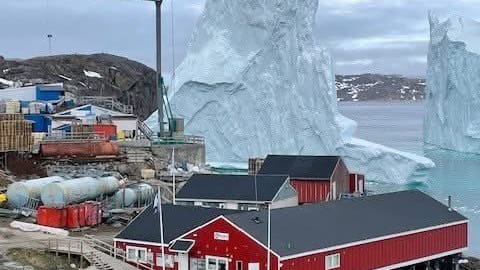 Zwei riesige Eisberge bedrohen den kleinen Ort Innaarsuit auf Grönland.