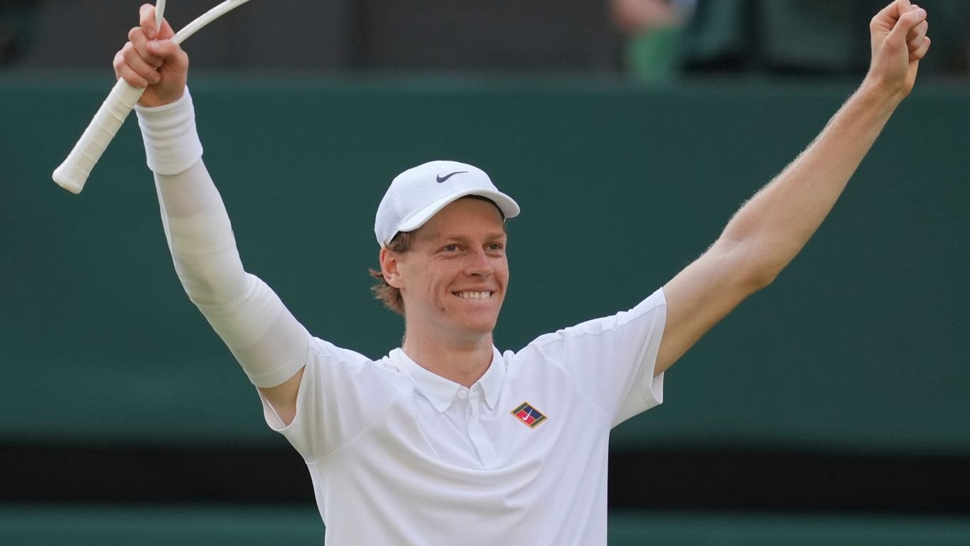 Wimbledon-Titel Nummer eins: Jannik Sinner reißt nach dem Finale gegen Carlos Alcaraz die Arme zum Jubel hoch.