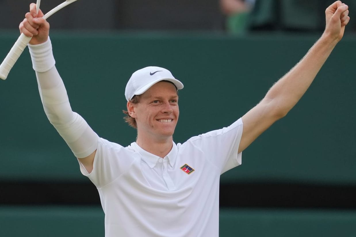 Wimbledon-Titel Nummer eins: Jannik Sinner reißt nach dem Finale gegen Carlos Alcaraz die Arme zum Jubel hoch.