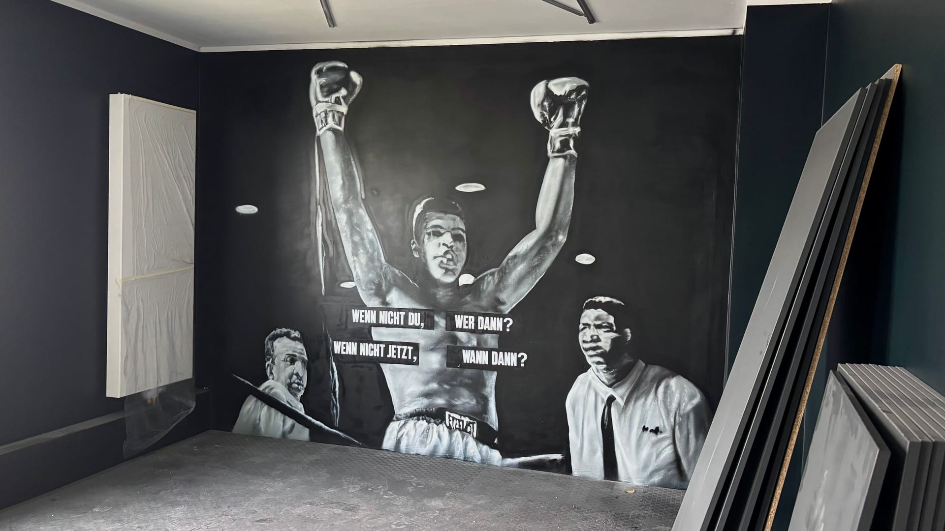 Im Sportraum ziert ein Bild von Muhammad Ali die Wand.