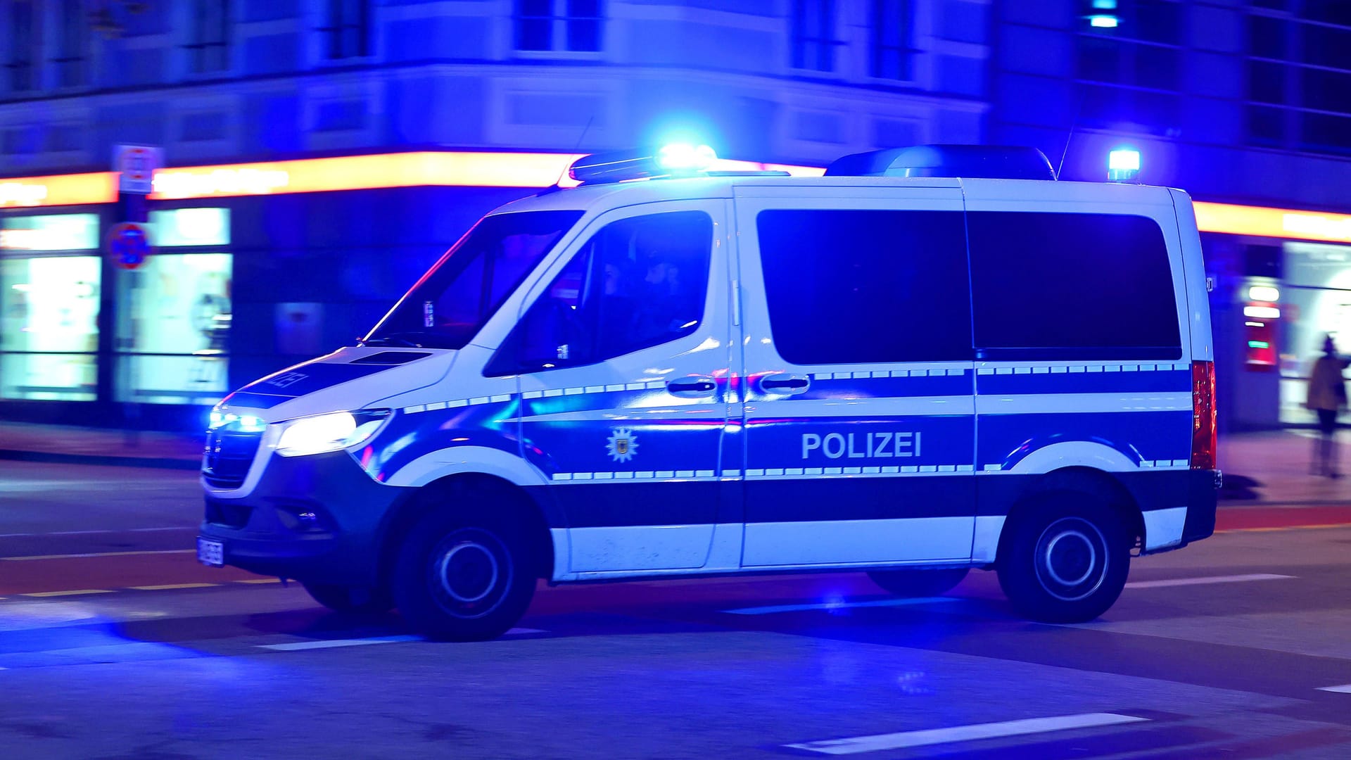 Einsatzwagen der Hamburger Polizei unterwegs (Symbolfoto): Ein 19-jähriger mutmaßlicher Messerangreifer wurde am Mittwoch festgenommen.