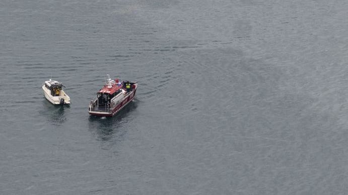Ein Boot schwimmt neben einem Ölfilm. Ein Kleinflugzeug stürzte zwischen dem Dorf Kehrsiten im Kanton Nidwalden und Kastanienbaum im Kanton Luzern in den Vierwaldstättersee.