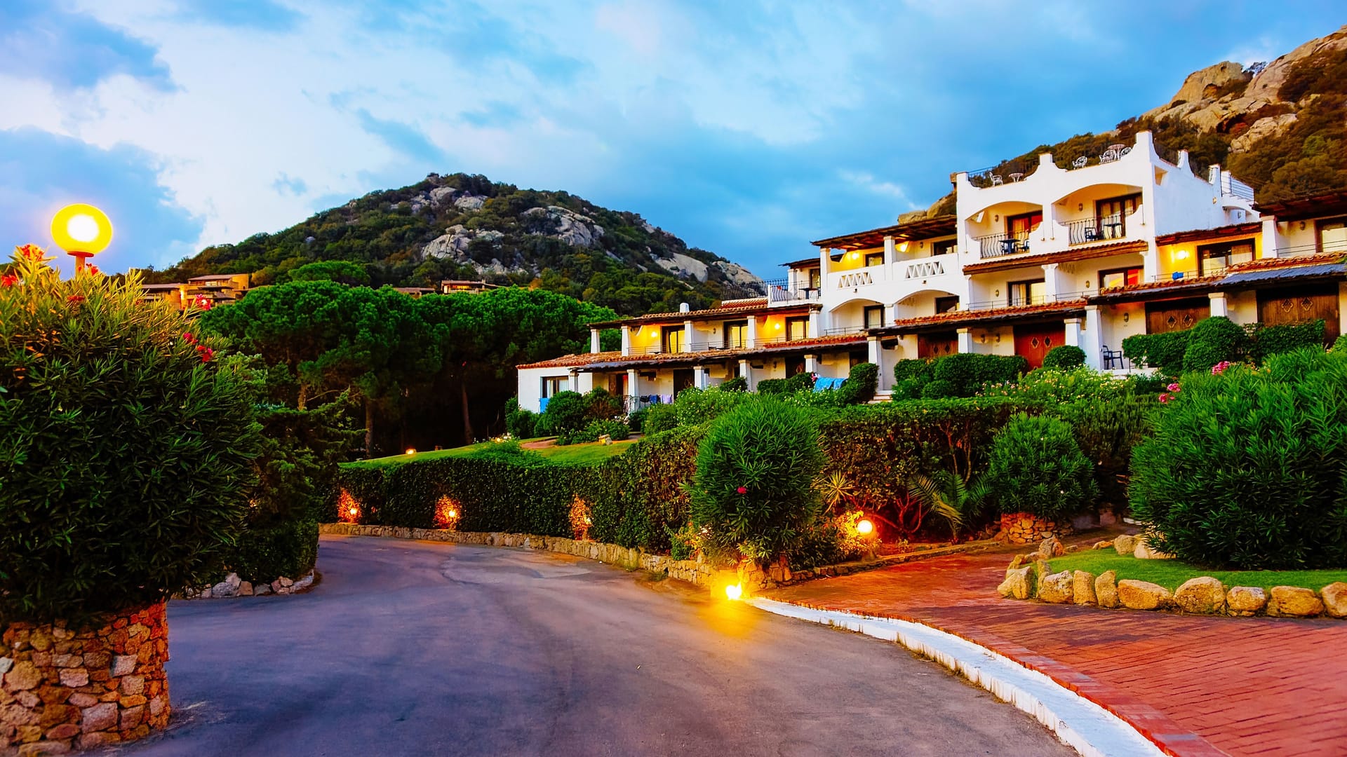 Eine Straße in der Küstenregion Costa Smeralda auf Sardinien (Archivbild): Ein Autounfall ging für zwei Touristinnen glimpflich aus – für zwei Männer allerdings nicht. Eine Straße in der Küstenregion Costa Smeralda auf Sardinien (Archivbild): Ein Autounfall ging für zwei Touristinnen glimpflich aus – für zwei Männer allerdings nicht.