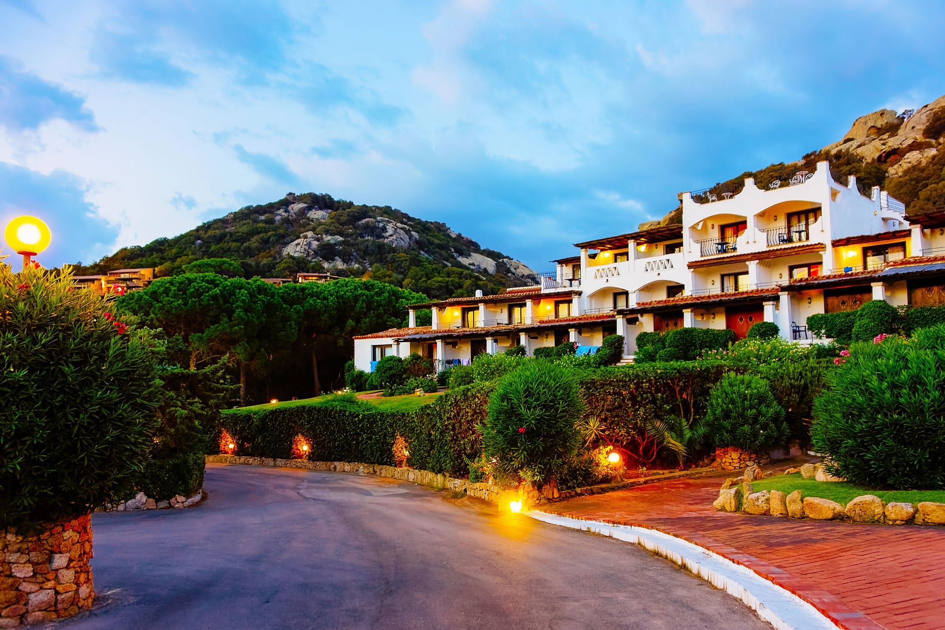 Eine Straße in der Küstenregion Costa Smeralda auf Sardinien (Archivbild): Ein Autounfall ging für zwei Touristinnen glimpflich aus – für zwei Männer allerdings nicht.