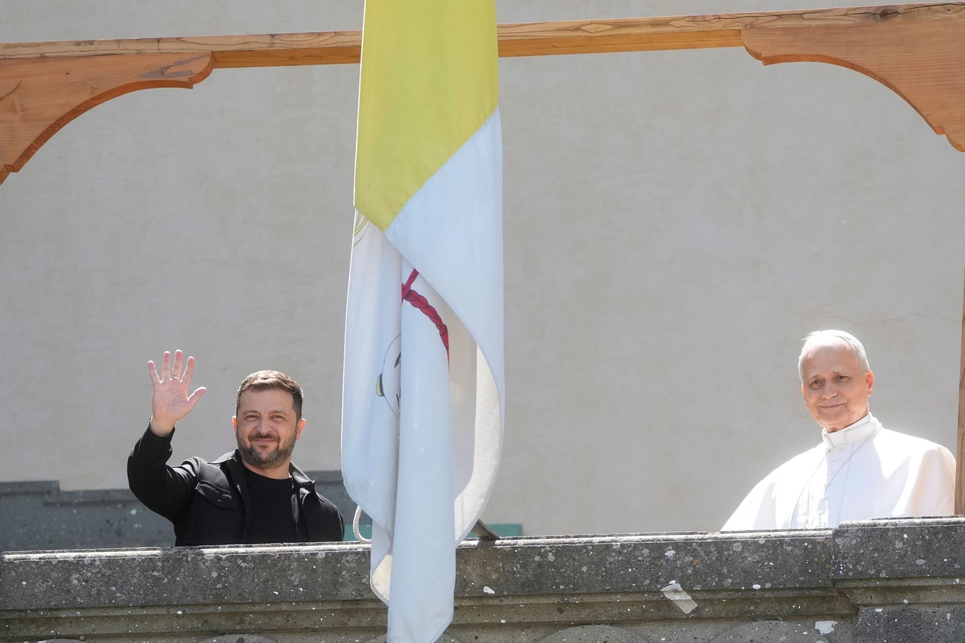 Selenskyj (l.) mit Papst Leo XIV. in Castel Gandolfo.