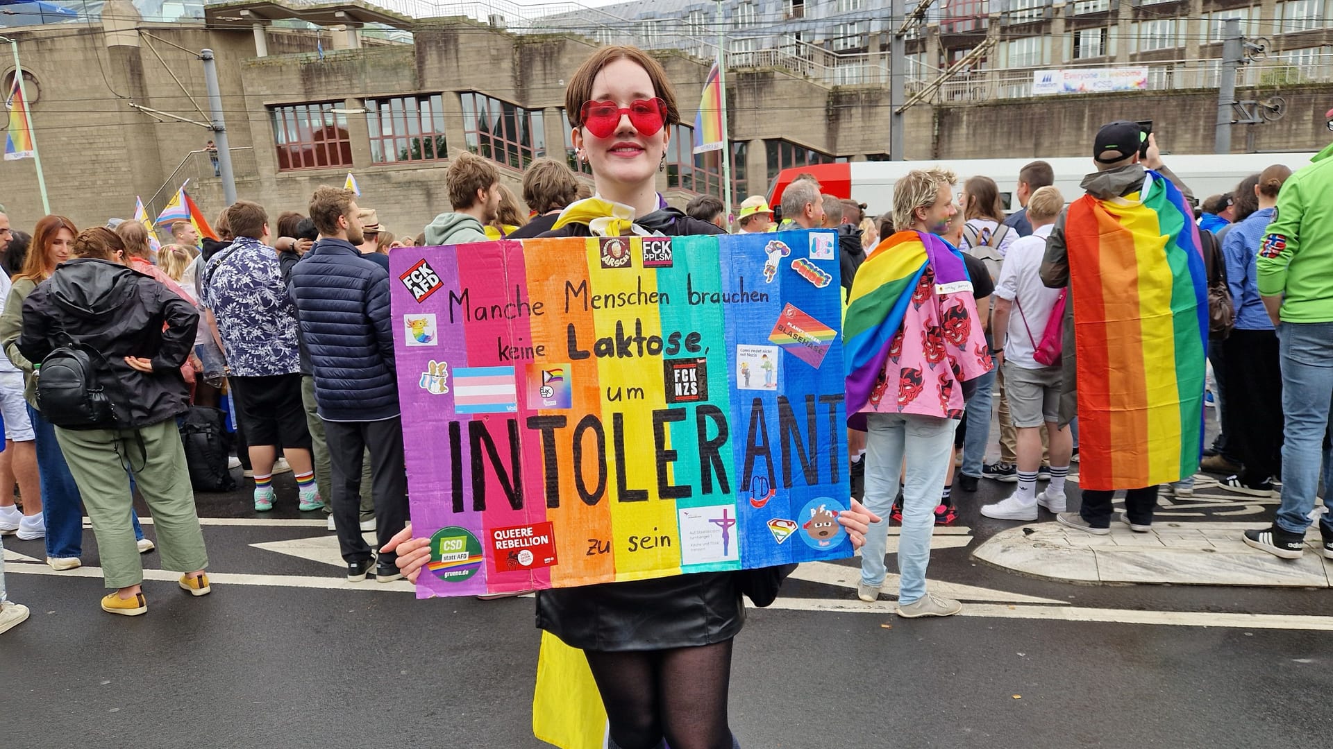 "Manche Menschen brauchen keine Laktose, um intolerant zu sein". Die 19-Jährige Lix möchte auf kreative Weise ihren Protest zeigen.