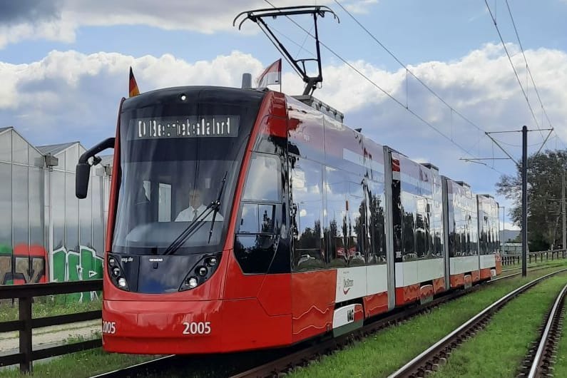 Eine Straßenbahn vom Typ Avenio in Nürnberg (Archivbild):
