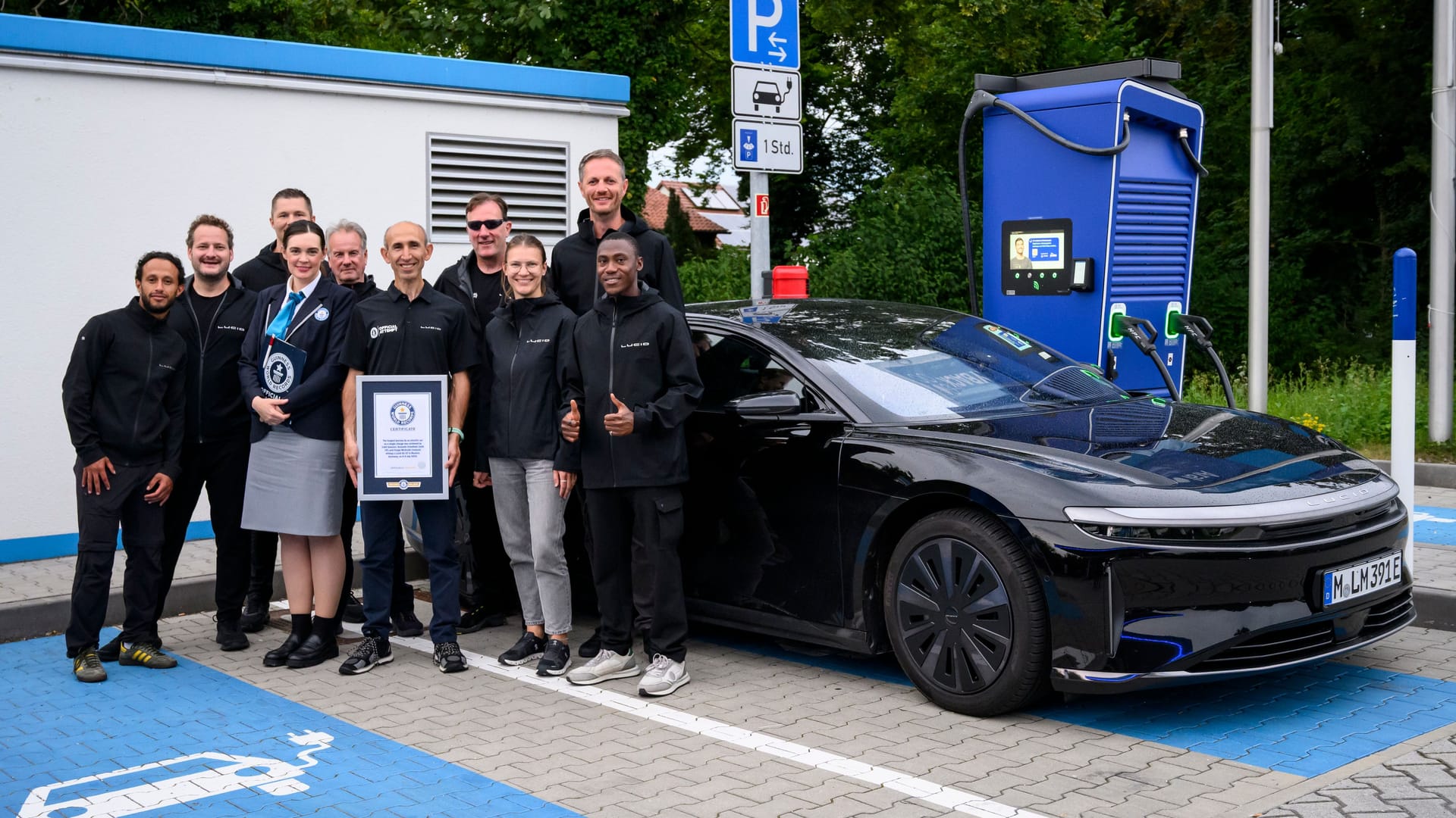 Das Team rund um die Weltrekordfahrt vereint am Ziel: Nach über 1.200 Kilometern ohne Ladestopp wird der Erfolg offiziell von Guinness World Records bestätigt. Das Team rund um die Weltrekordfahrt vereint am Ziel: Nach über 1.200 Kilometern ohne Ladestopp wird der Erfolg offiziell von Guinness World Records bestätigt.