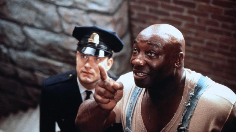 Auf dem Bild sind die Schauspieler Tom Hanks und Michael Clarke Duncan in einer Szene aus dem Film "The Green Mile" zu sehen.