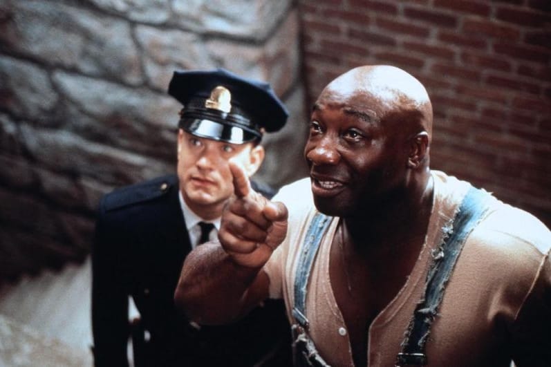 Auf dem Bild sind die Schauspieler Tom Hanks und Michael Clarke Duncan in einer Szene aus dem Film "The Green Mile" zu sehen.