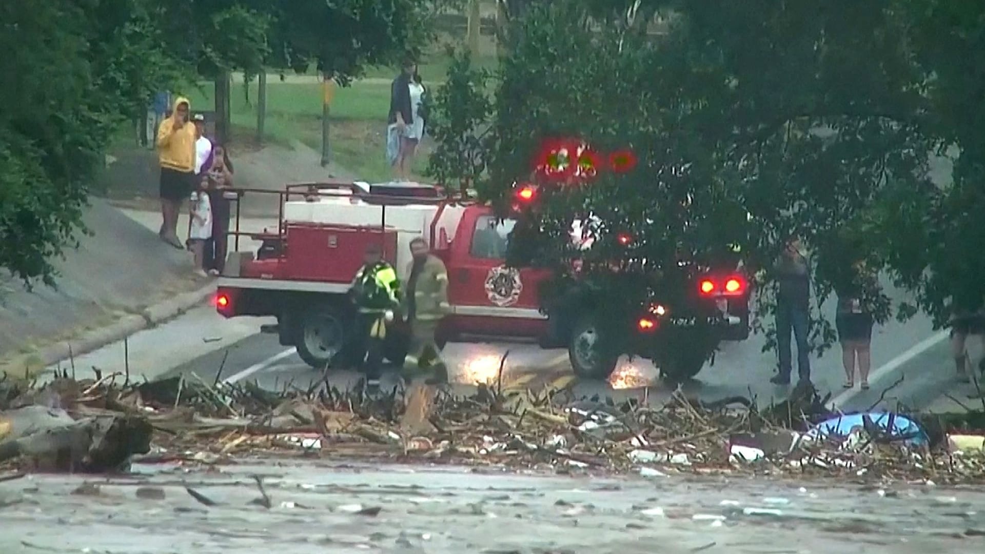Feuerwehrleute stehen am übergetretenen Guadalupe-Fluss im texanischen Kerr County.