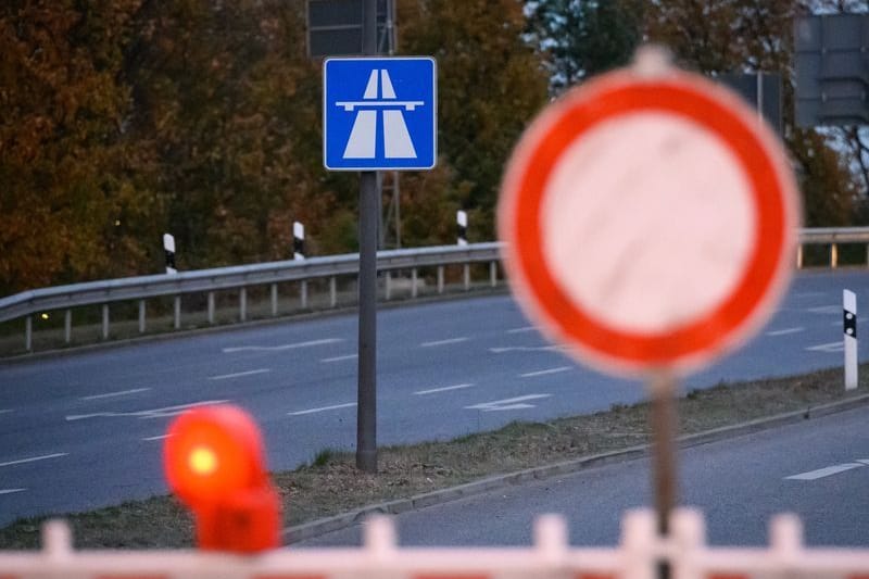 Schilder und Baken stehen während einer Sperrung an einer Autobahn-Anschlussstelle (Symbolbild): Die Vollsperrung soll bis Montagmorgen gelten.