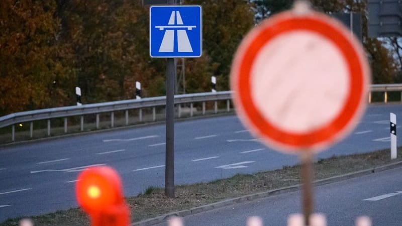 Schilder und Baken stehen während einer Sperrung an einer Autobahn-Anschlussstelle (Symbolbild): Die Vollsperrung soll bis Montagmorgen gelten.
