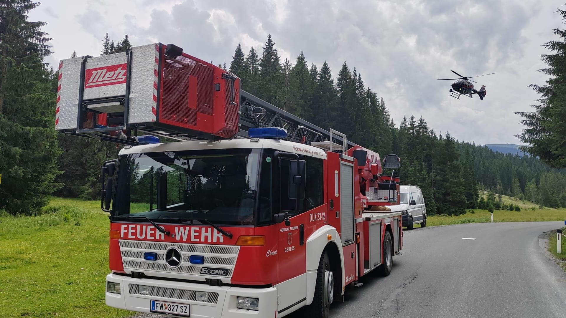 Einsatzkräfte in der Nähe der Unglücksstelle: Das Flugzeug soll in unwegsames Gelände in der Nähe der Gerlosstraße abgestürzt sein.