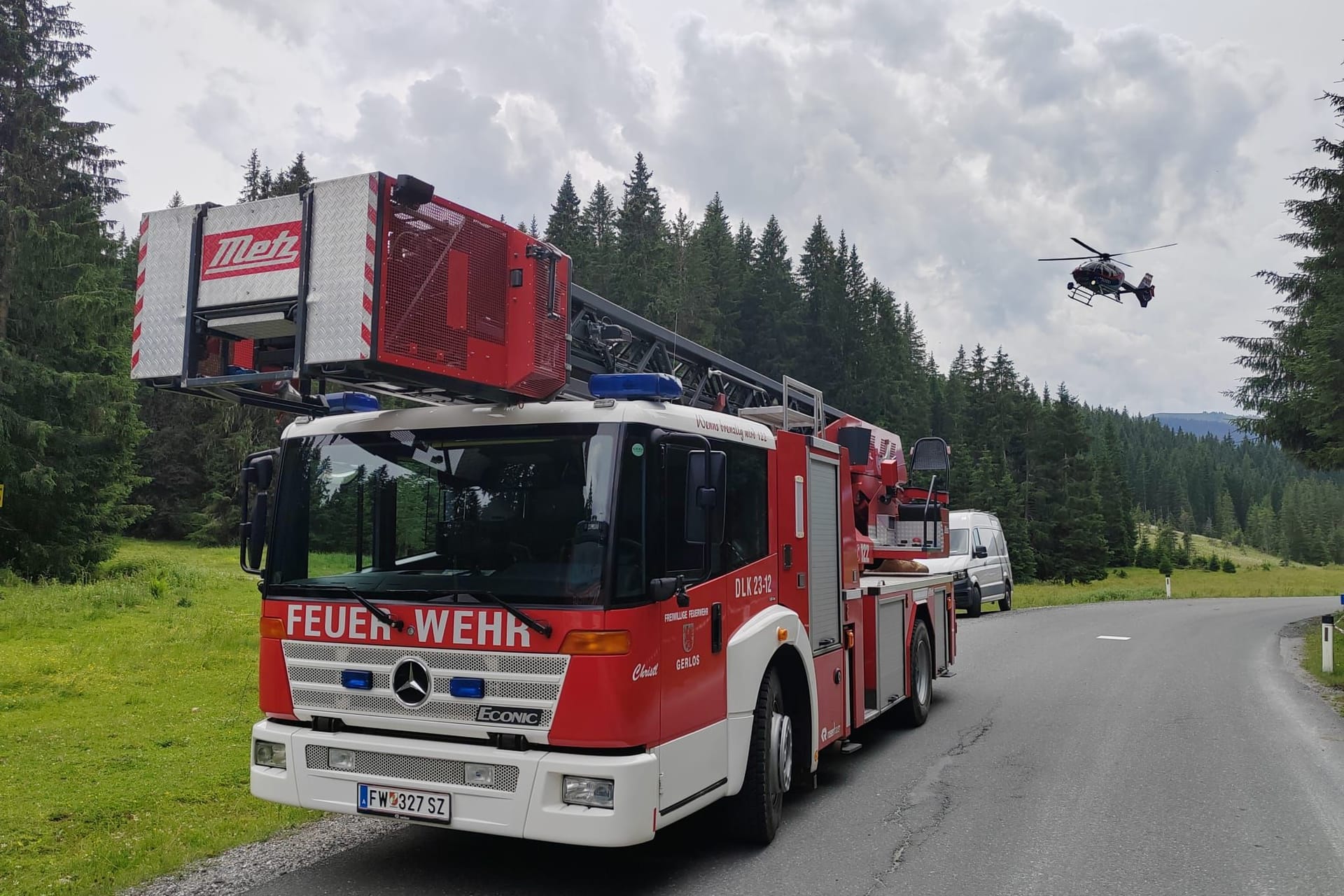 Einsatzkräfte in der Nähe der Unglücksstelle: Das Flugzeug soll in unwegsames Gelände in der Nähe der Gerlosstraße abgestürzt sein.
