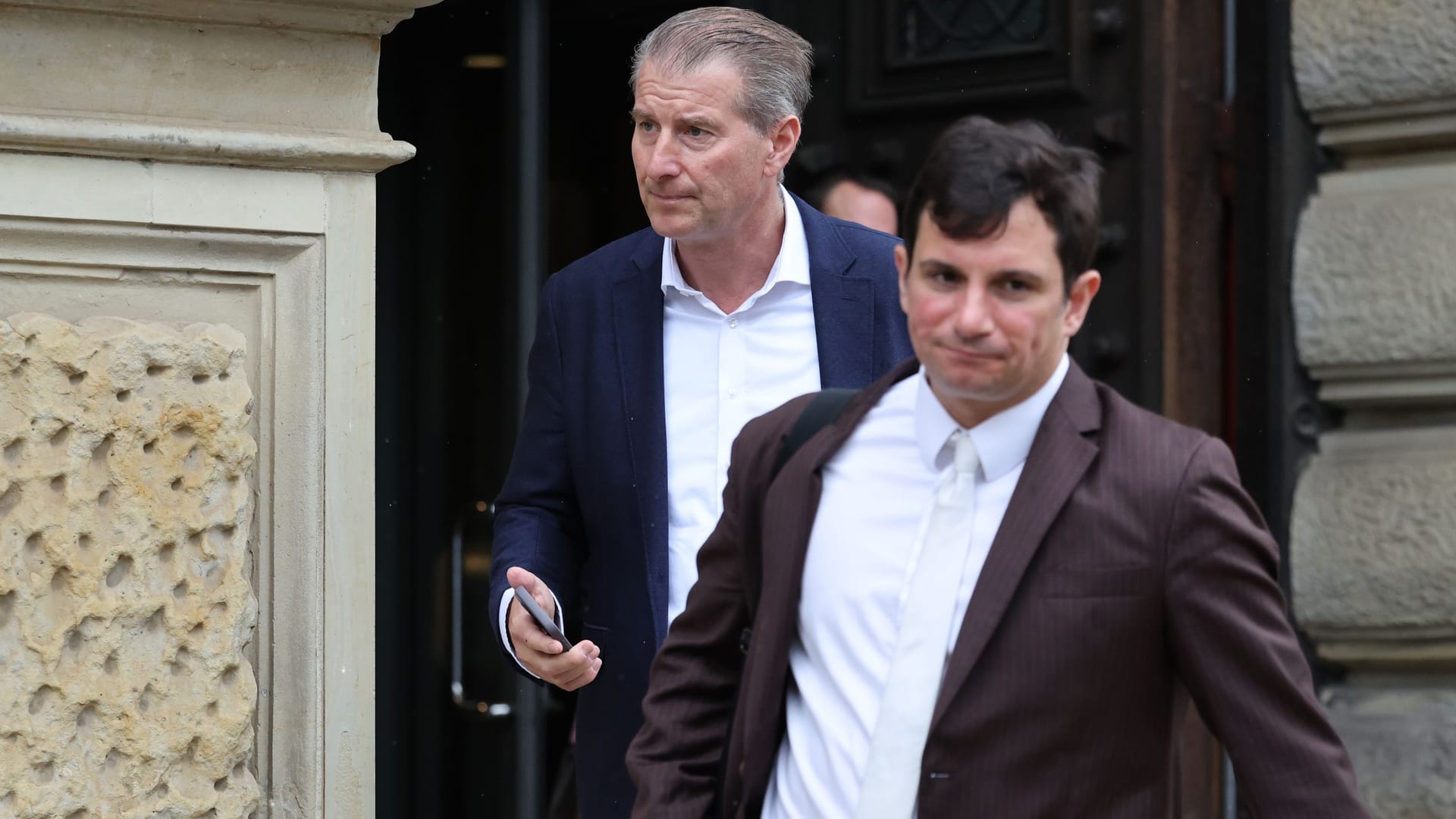 Stephan Hensel (l.), Ex-Ehemann und Vater der Kinder neben Anwalt Philip von der Meden: Er ist Vertreter der Nebenklage, gegen ihn läuft selbst ein Verfahren.