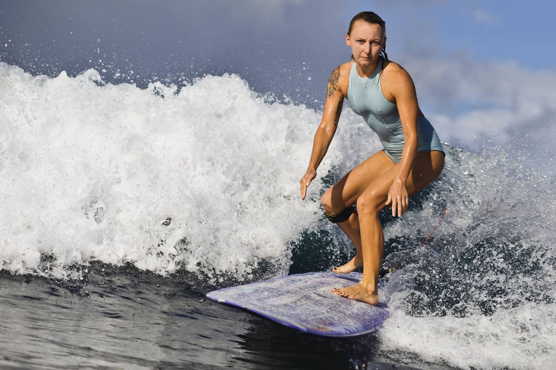 Eine Frau reitet auf einer Welle (Symbolbild): In der Hansestadt Stade soll ein Surfpark künftig Wassersportler begeistern.