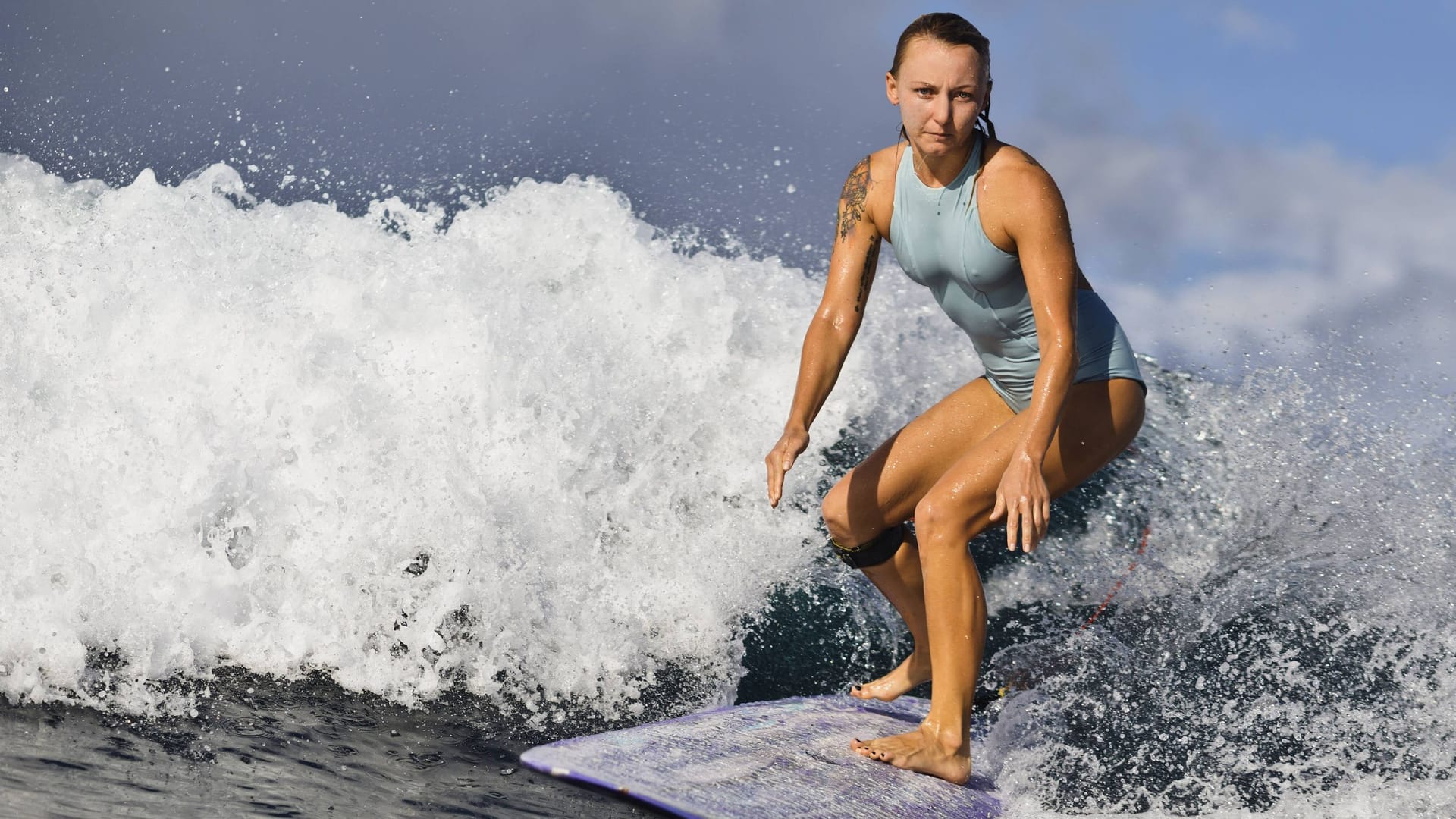 Eine Frau reitet auf einer Welle (Symbolbild): In der Hansestadt Stade soll ein Surfpark künftig Wassersportler begeistern.