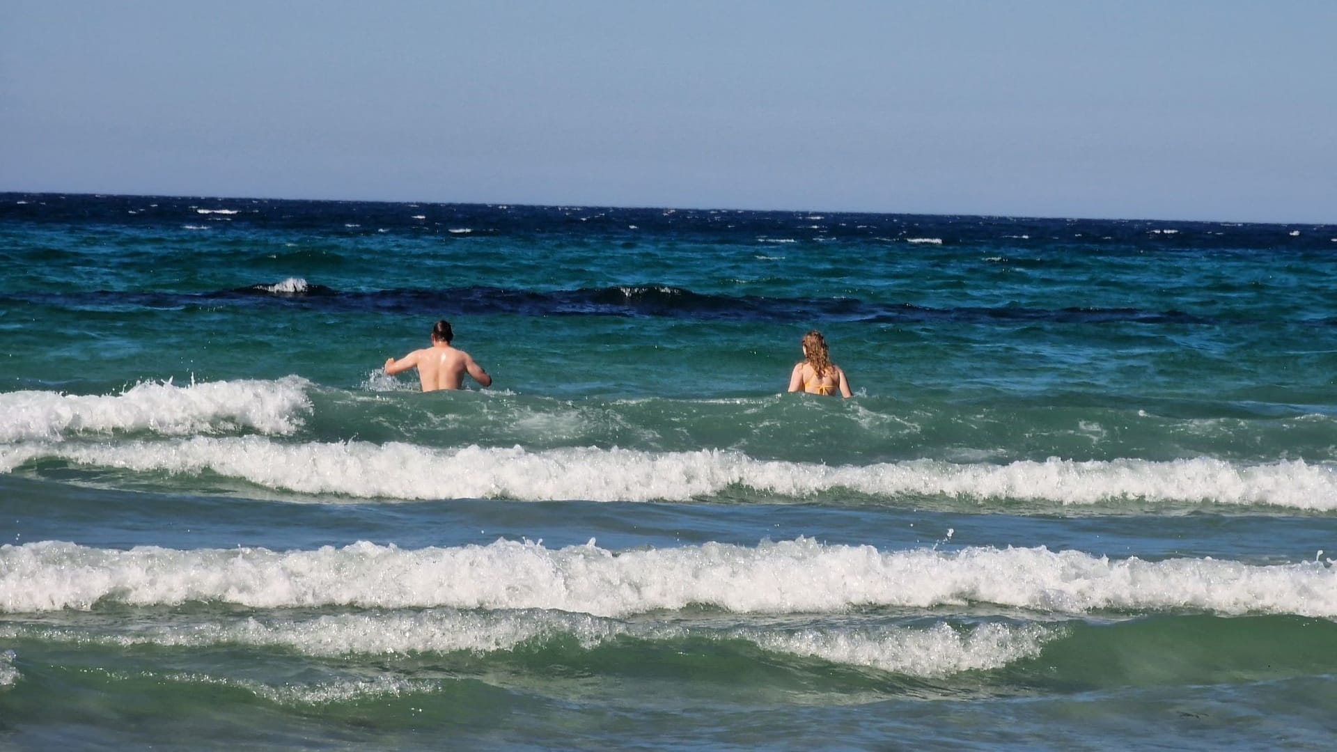 Badegäste im Nordmeer: Normalerweise braucht man dafür einen Neoprenanzug.