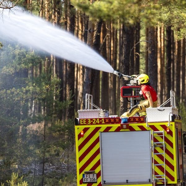 Sonnewalde: Im südbrandenburgischen Elbe-Elster-Kreis ist ein großflächiger Waldbrand ausgebrochen.