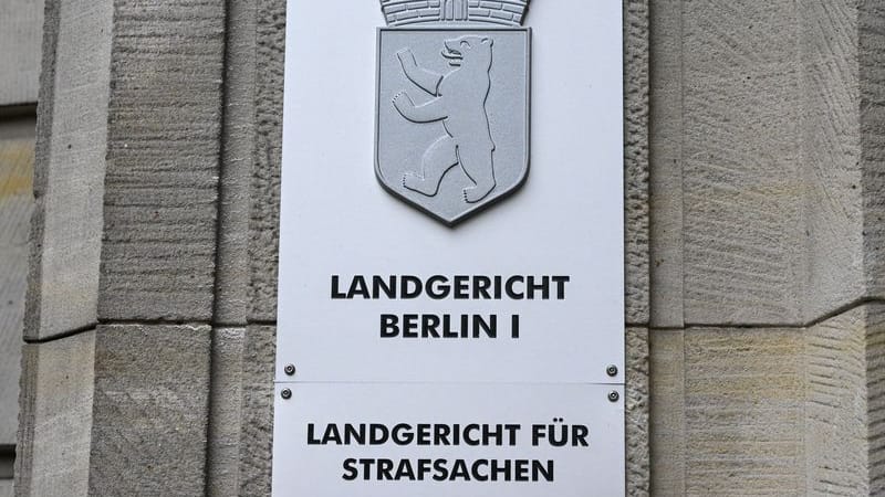 Ein Schild weist auf das Landgericht Berlin hin (Archivbild): Der Prozess beginnt heute um 9.30 Uhr.
