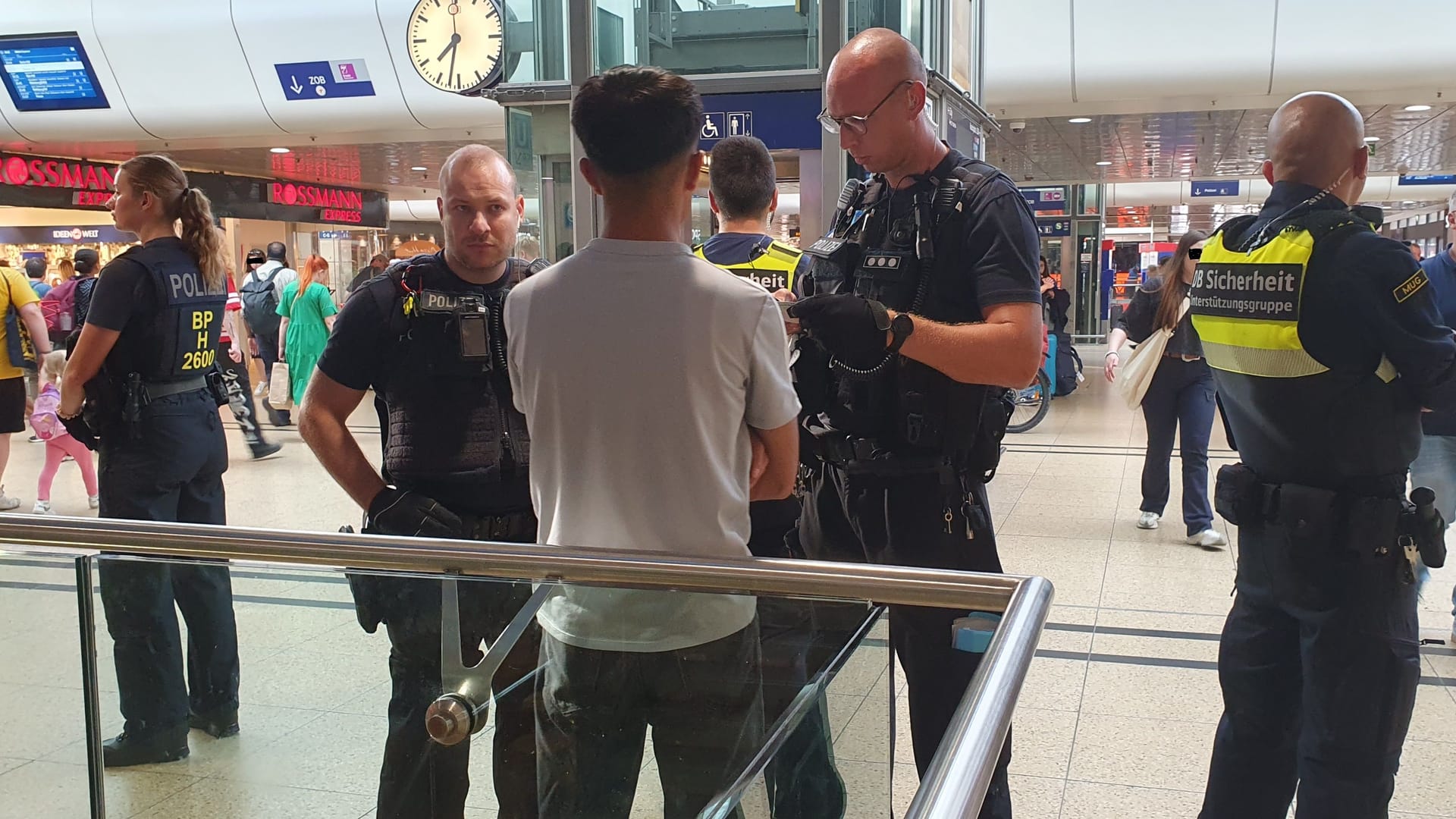 Polizisten bei einer Großkontrolle im Hauptbahnhof Hannover: Sie wurden fündig.