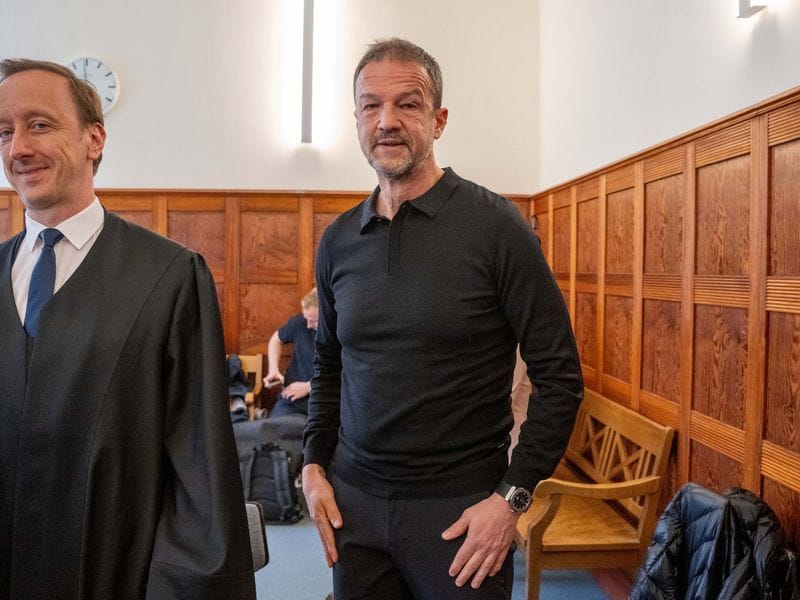 Fredi Bobic (r.) und sein Rechtsanwalt Matthias Weidmann im Verhandlungssaal (Archivfoto): Ein neuer Prozesstermin für das Verfahren gegen die Hertha steht noch nicht fest.
