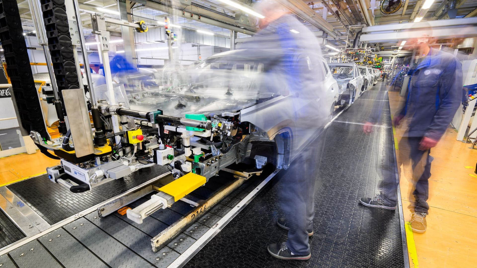 Mitarbeiter im VW-Stammwerk in Wolfsburg: Die deutsche Wirtschaft ist im zweiten Quartal 2025 geschrumpft. Mitarbeiter im VW-Stammwerk in Wolfsburg: Die deutsche Wirtschaft ist im zweiten Quartal 2025 geschrumpft.