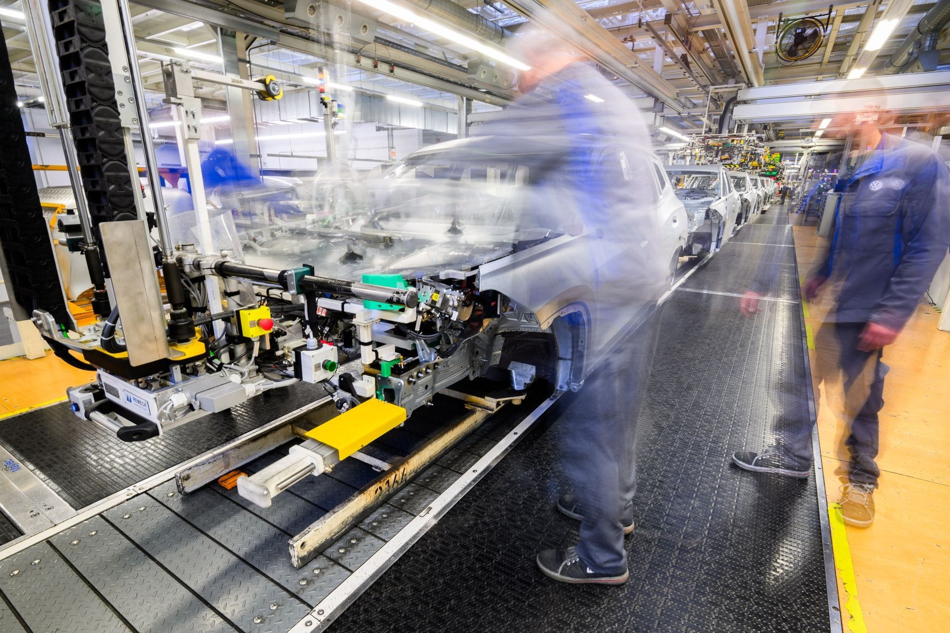 Mitarbeiter im VW-Stammwerk in Wolfsburg: Die deutsche Wirtschaft ist im zweiten Quartal 2025 geschrumpft. Mitarbeiter im VW-Stammwerk in Wolfsburg: Die deutsche Wirtschaft ist im zweiten Quartal 2025 geschrumpft.