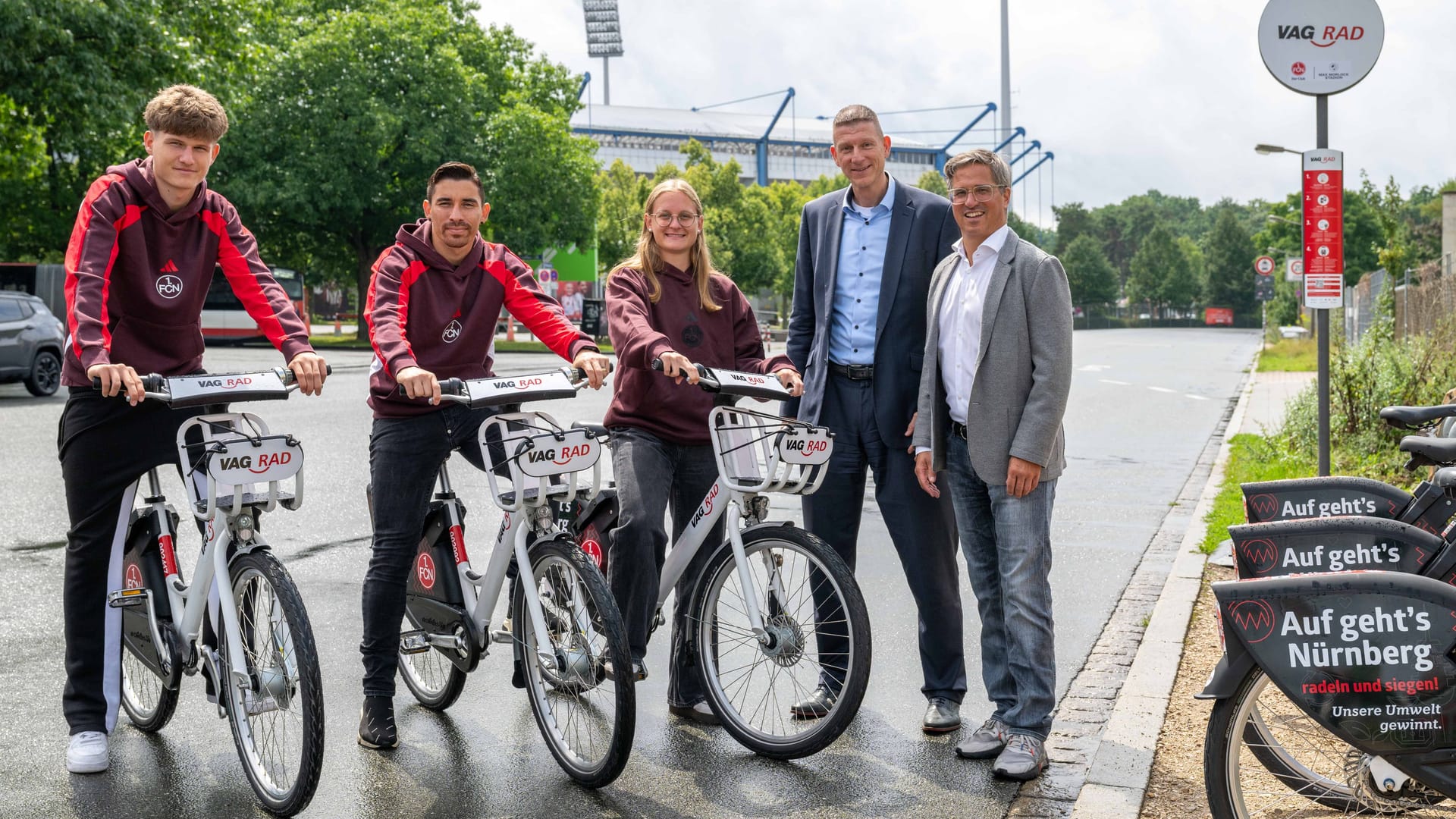 Die FCN-Spieler Kristian Mandic (v. l. n. r.), Danilo Soares, Spielerin Luisa Guttenberger, VAG-Vorstand Tim Dahlmann-Renisng und Stefan Heim, Vorstand Finanzen beim FCN: Die Radstation ist neu.