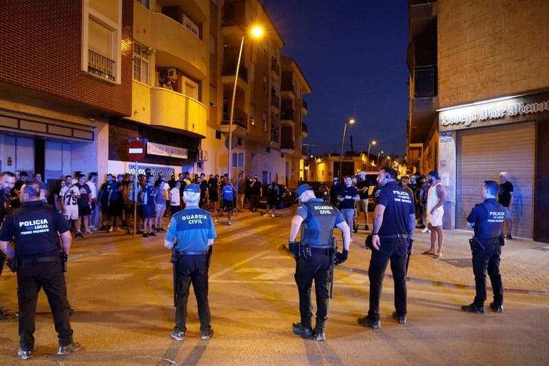 Lokale Polizisten und Beamte der Guardia Civil während der Unruhen in Torre Pacheco: Mindestens fünf Menschen wurden verletzt.