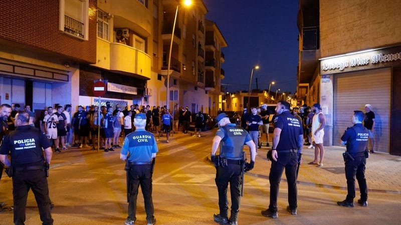 Lokale Polizisten und Beamte der Guardia Civil während der Unruhen in Torre Pacheco: Mindestens fünf Menschen wurden verletzt.