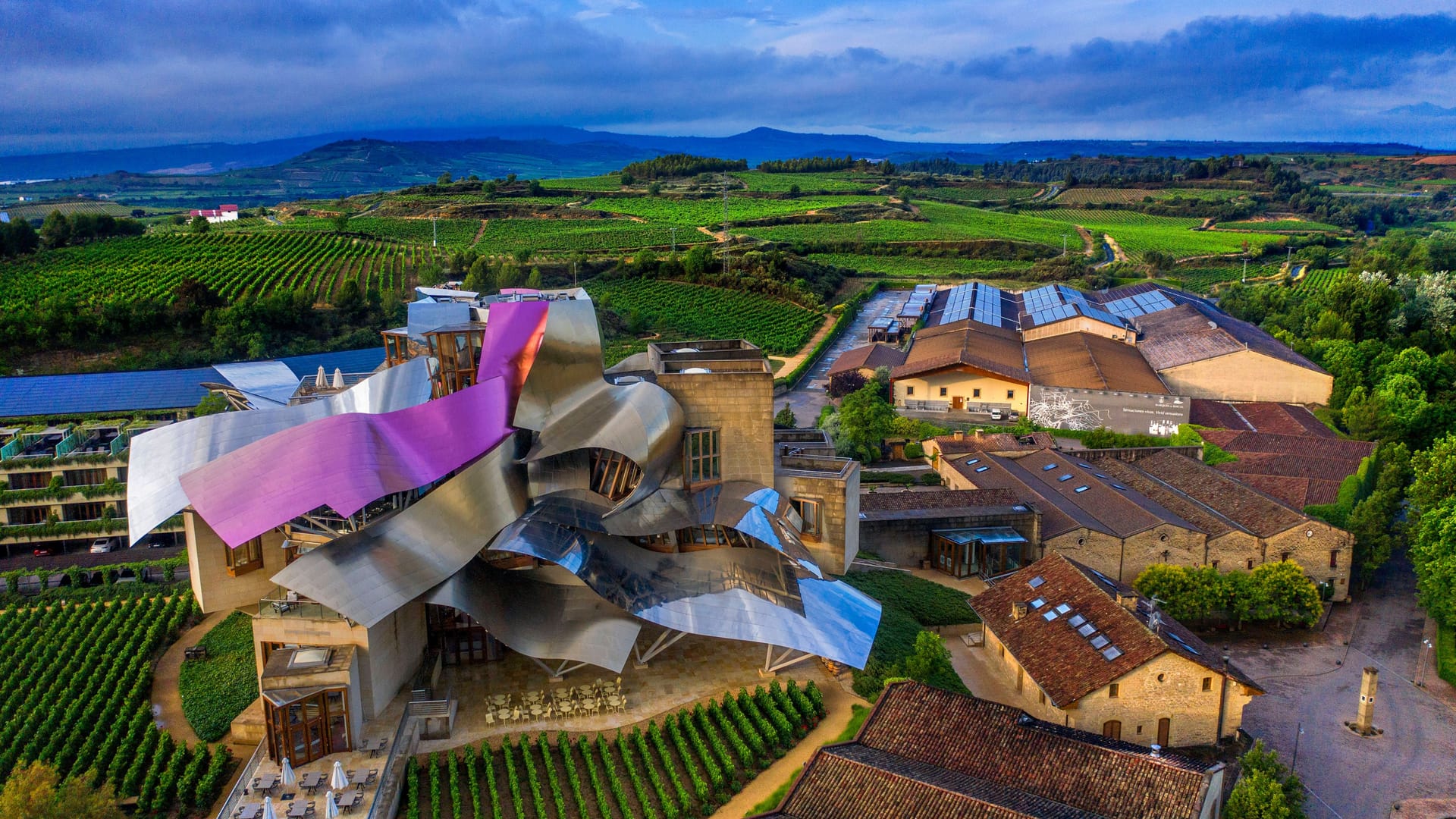 Das Weingut Marqués de Riscal: Es wurde von dem kanadisch-us-amerikanischen Architekten Frank Gehry entworfen.
